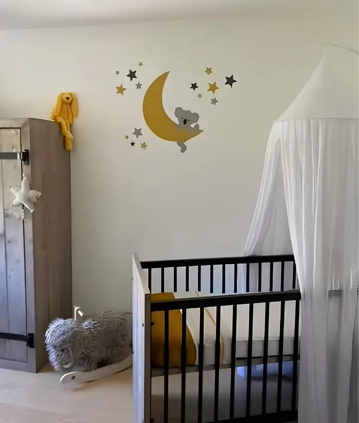Okergele babykamer met okergele maan en hangende koala